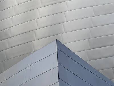 Photo of the facade of Walt Disney Concert Hall, Los Angeles.