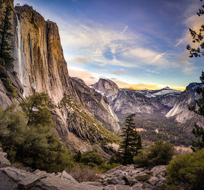 Photo Yosemite Falls with Half Dome and Yosemite Valley in the background. Sunset. Autumn..